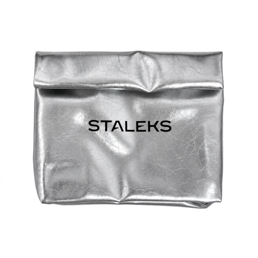 Silberne STALEKS Kosmetiktasche BS-01 aus Kunstleder, Größe L, mit umgeklappter Oberseite auf weißem Hintergrund